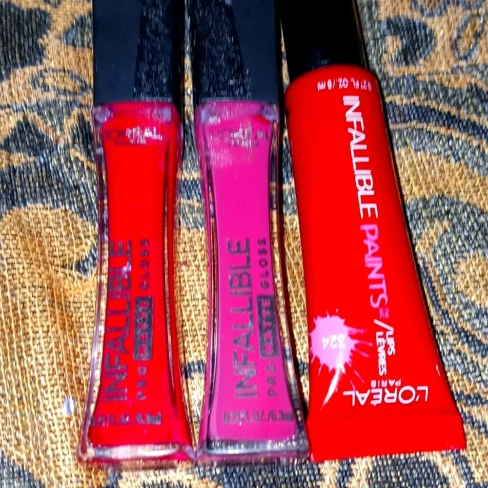 L'oréal lip gloss never worn nice color 3 items